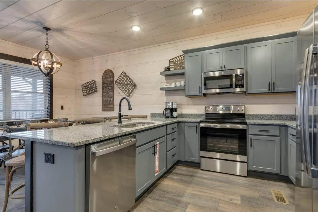 Blue Moon Ridge: Brand New Cabin! 5 Bedrooms, Pool/Hot Tub, Theatre Pigeon Forge Kültér fotó