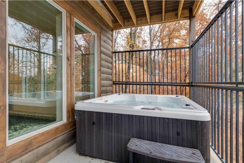Blue Moon Ridge: Brand New Cabin! 5 Bedrooms, Pool/Hot Tub, Theatre Pigeon Forge Kültér fotó