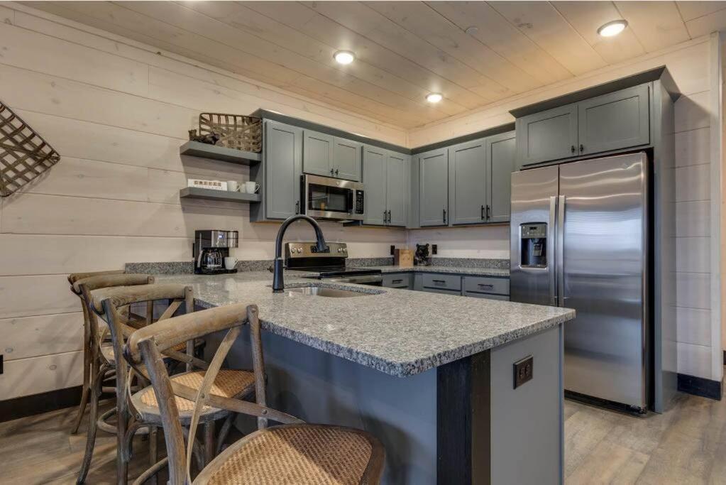 Blue Moon Ridge: Brand New Cabin! 5 Bedrooms, Pool/Hot Tub, Theatre Pigeon Forge Kültér fotó