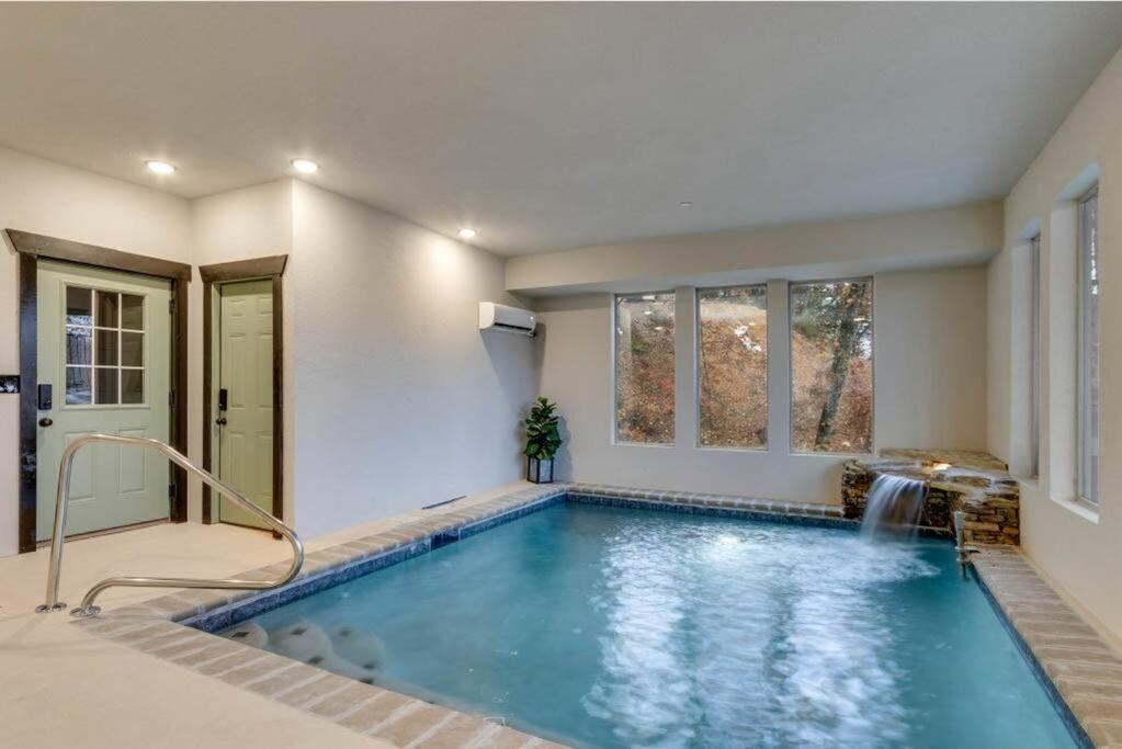 Blue Moon Ridge: Brand New Cabin! 5 Bedrooms, Pool/Hot Tub, Theatre Pigeon Forge Kültér fotó