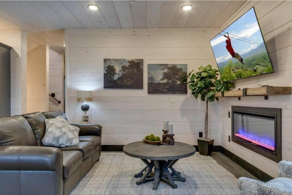 Blue Moon Ridge: Brand New Cabin! 5 Bedrooms, Pool/Hot Tub, Theatre Pigeon Forge Kültér fotó