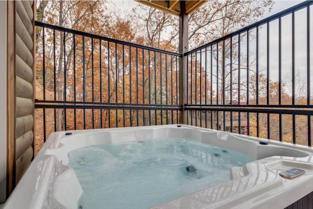 Blue Moon Ridge: Brand New Cabin! 5 Bedrooms, Pool/Hot Tub, Theatre Pigeon Forge Kültér fotó